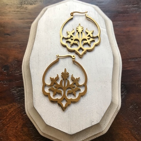 Hypoallergenic Gold Plated Laser Cut Damask Hoop Earrings NWOT - Picture 2 of 3